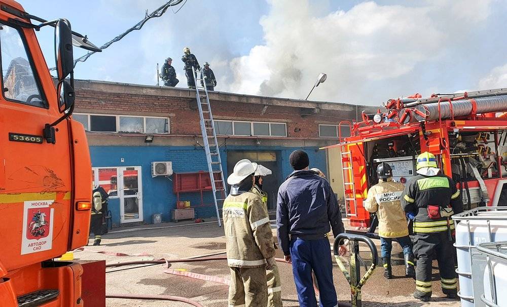 Огонь с горящего склада в ТиНАО перешел на соседнее здание