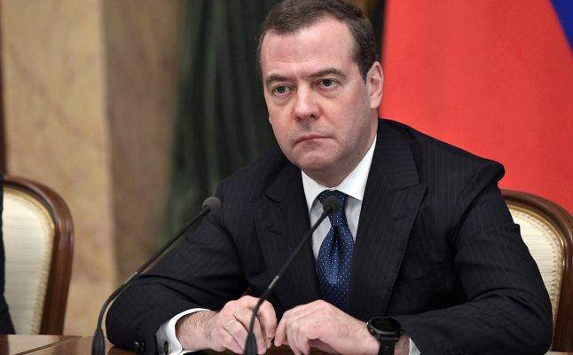 Медведев предложил всем членам «ЕР» отдать зарплату на борьбу с Covid-19