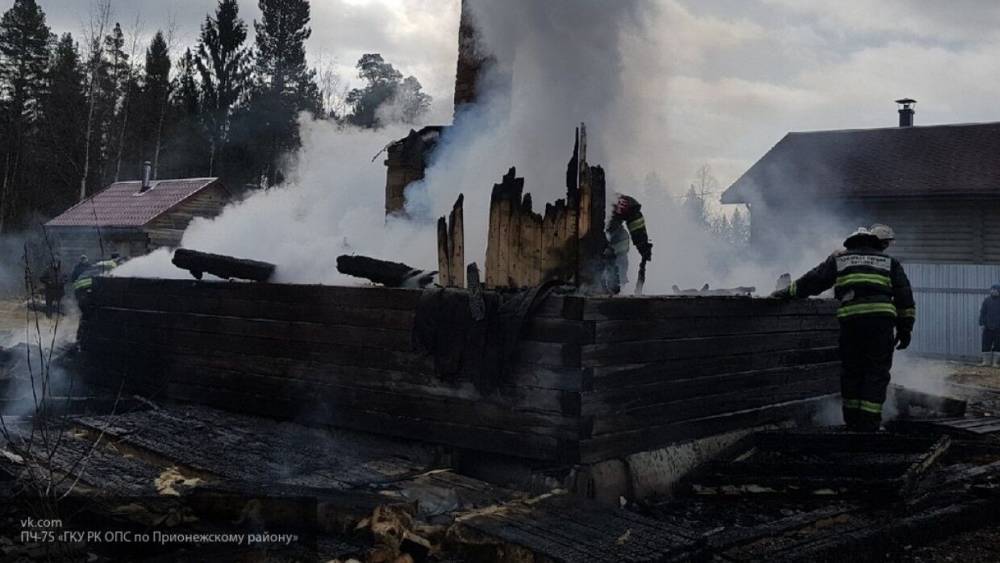Трое жителей Ленобласти погибли при пожаре в собственном доме