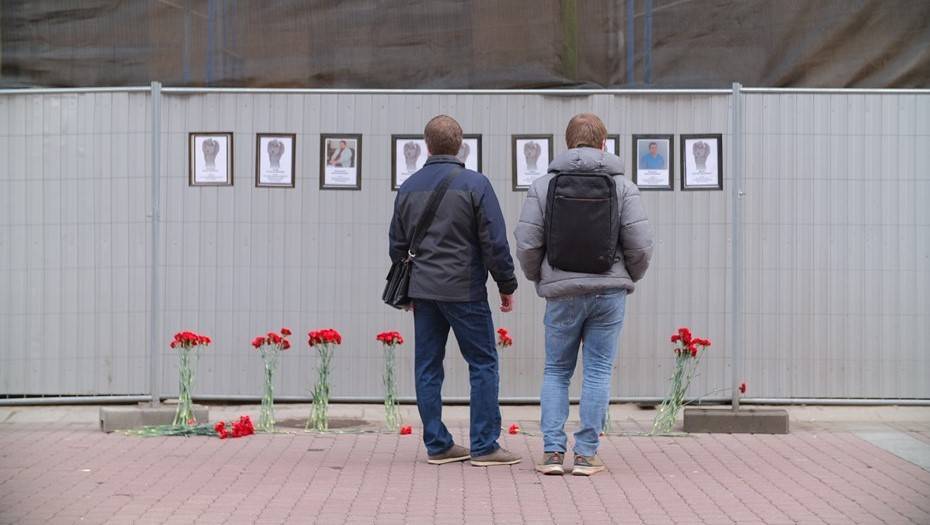 Петербуржцы несут цветы к "стене памяти" погибших от COVID-19 медиков