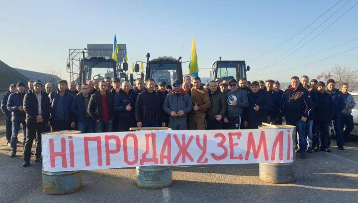 Зеленский подписал закон о продаже земли на Украине