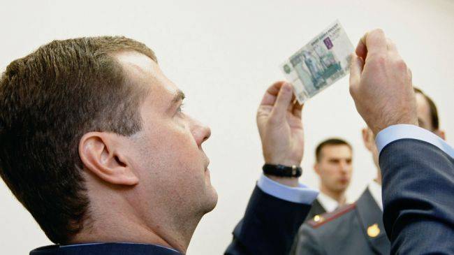 Эксперт: Призыву Медведева отдать зарплату врачам необходим личный пример