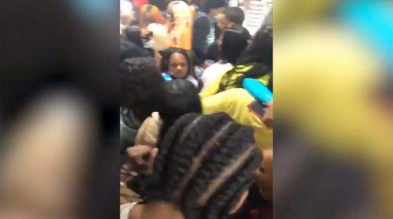 «Здесь даже пошевелиться нельзя»: пандемия не помешала молодежи Чикаго собраться на шумную вечеринку (видео)