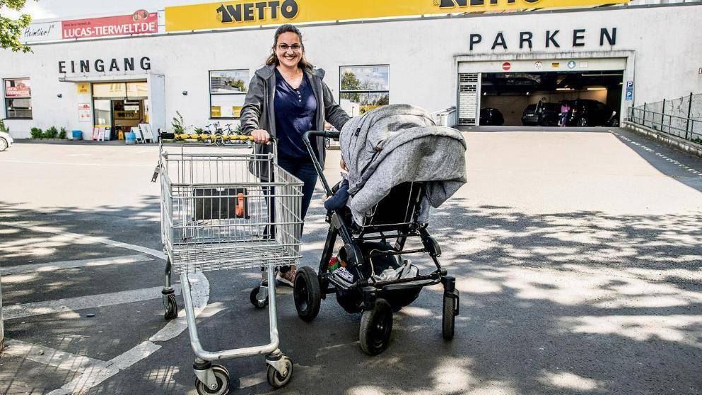 В Берлине мать-одиночку не впустили в супермаркет с детской коляской