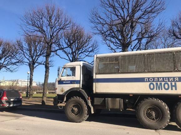 Москвич на самоизоляции заснял автобус с ОМОНом в районе Патриарших прудов
