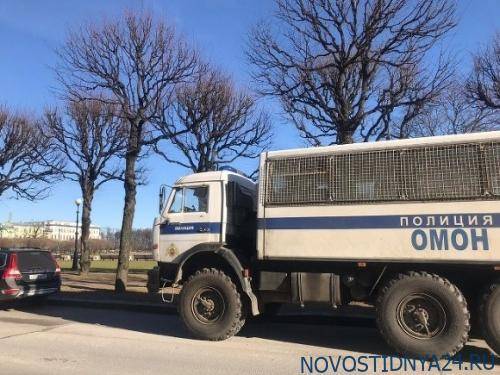 Москвич на самоизоляции заснял автобус с ОМОНом в районе Патриарших прудов