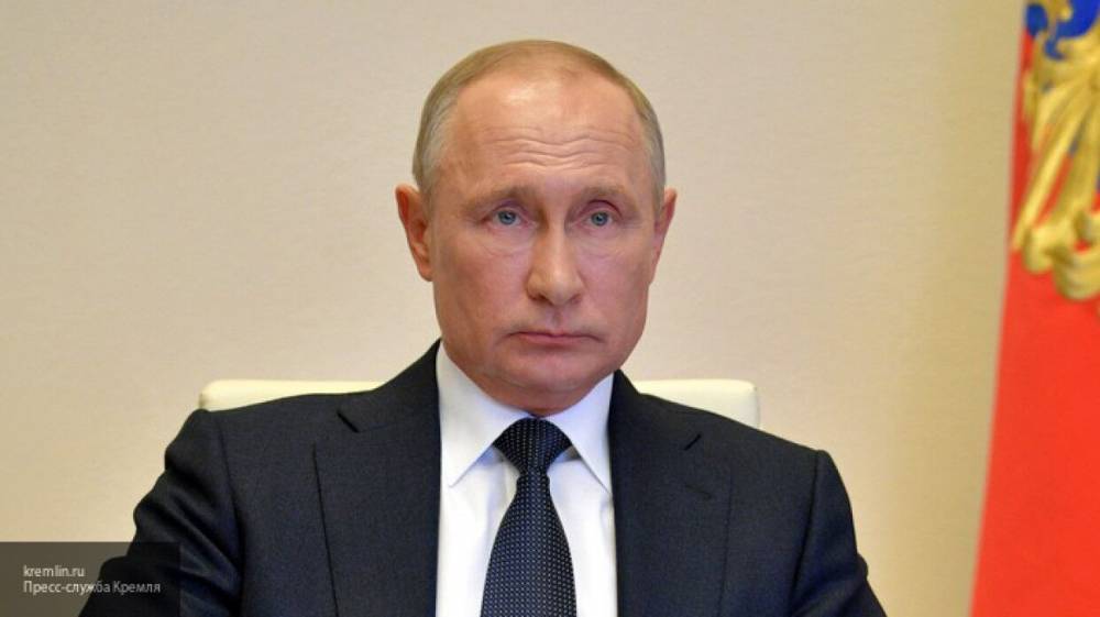 Путин: средства индивидуальной защиты для медиков распределяются буквально "с колес"