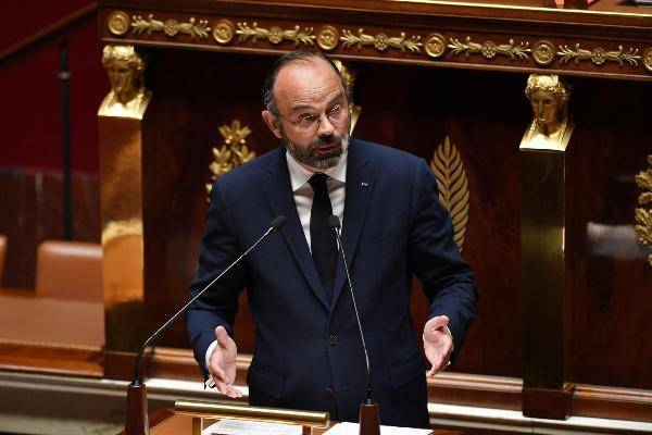 Франция будет выходить из карантина этапами: премьер назвал ориентиры