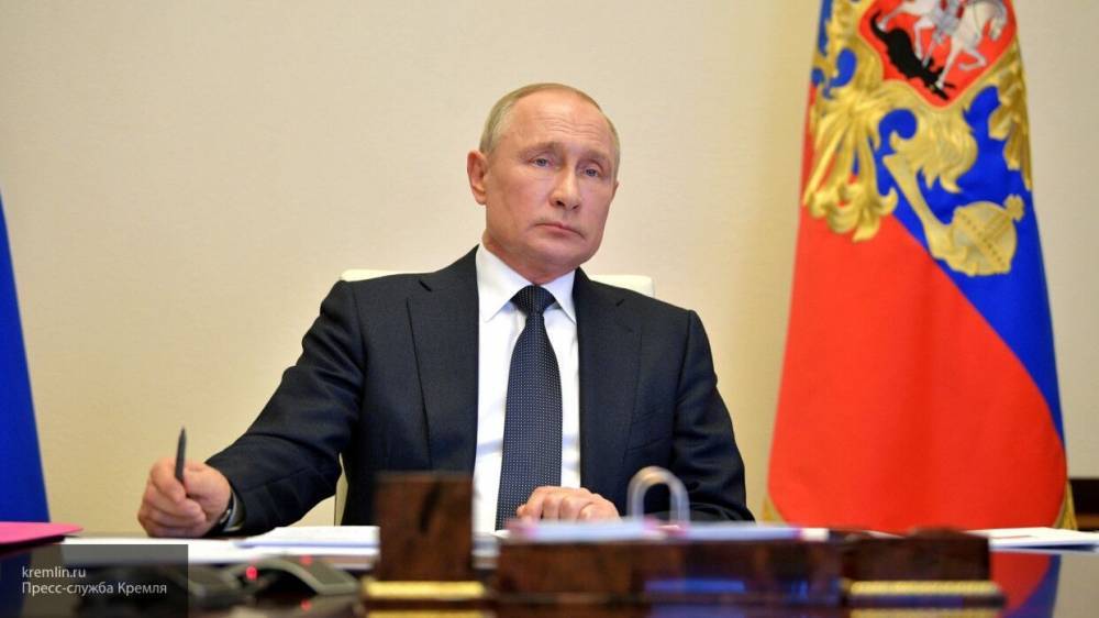 Путин рассказал о распределении защитных костюмов для медиков буквально "с колес"