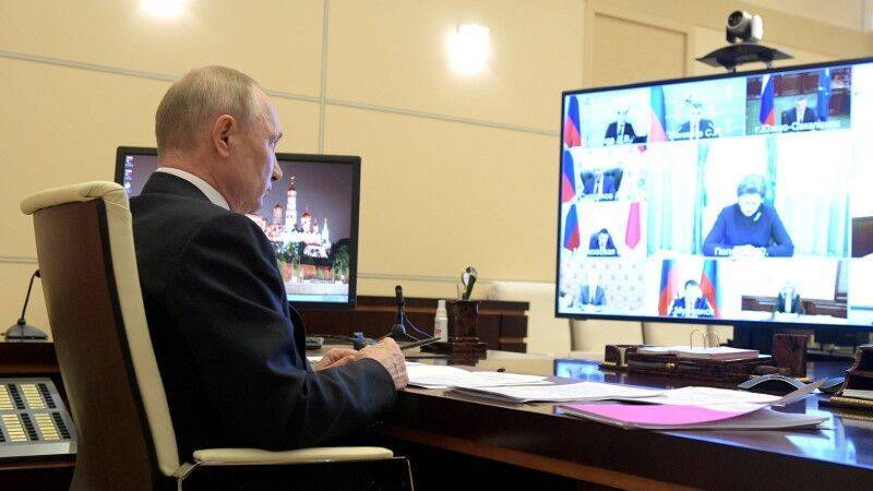 Путин призвал россиян отказаться от походов в гости и посиделок в компаниях