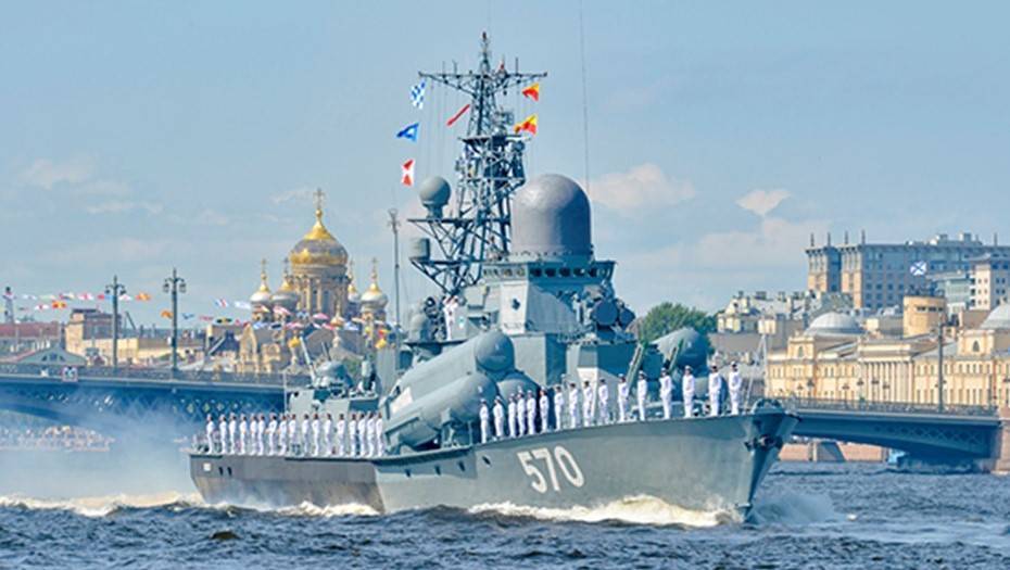 В День Победы к набережной Петербурга пришвартуются военные корабли