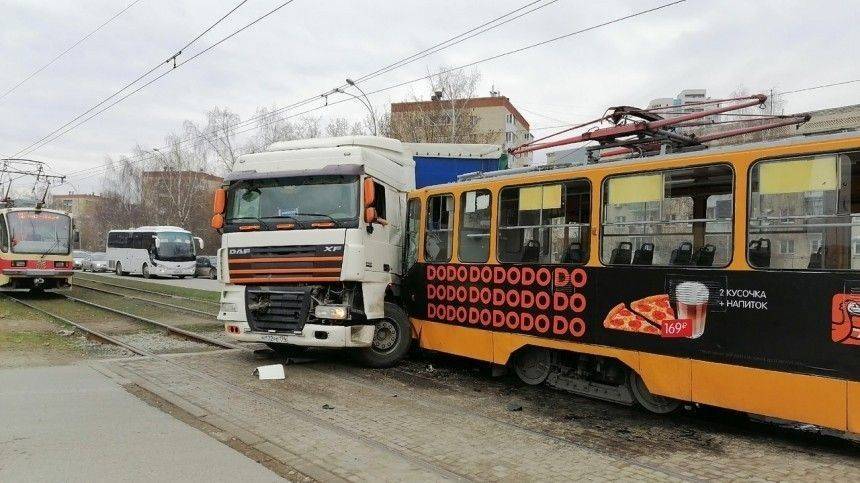Авария грузовика с трамваем в Екатеринбурге попала на видео
