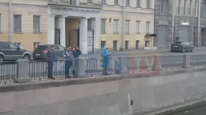 Видео: петербуржцы решили порыбачить в центре города