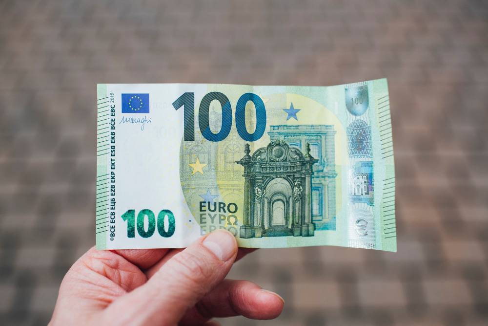 ЕЦБ заявил, что банкноты евро не представляют риска перенесения COVID-19
