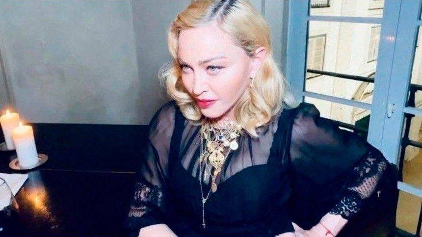 «Очень сексуальная домохозяйка»: Мадонна моет пол в откровенном наряде — фото