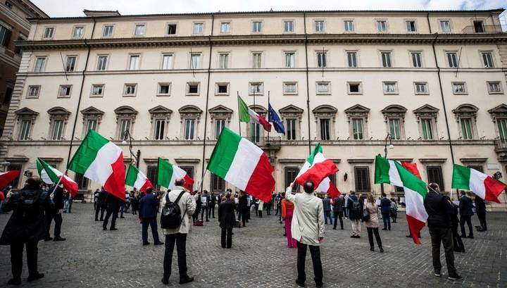 Fitch понизило рейтинг Италии почти до "мусорного"