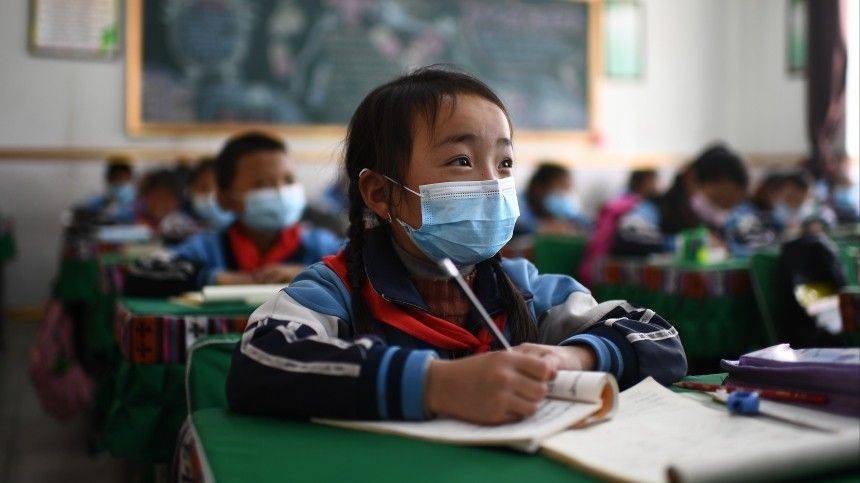 Как китайских детей решили защитить от коронавируса с помощью головного убора X века