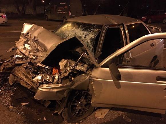 В Челябинске ночью водитель легковушки врезался в КамАЗ