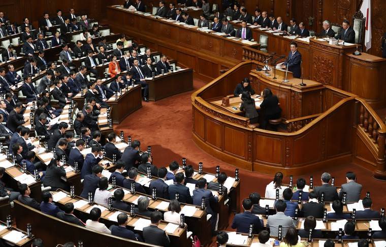 Японский парламент одобрил дополнительный бюджет на борьбу с COVID-19