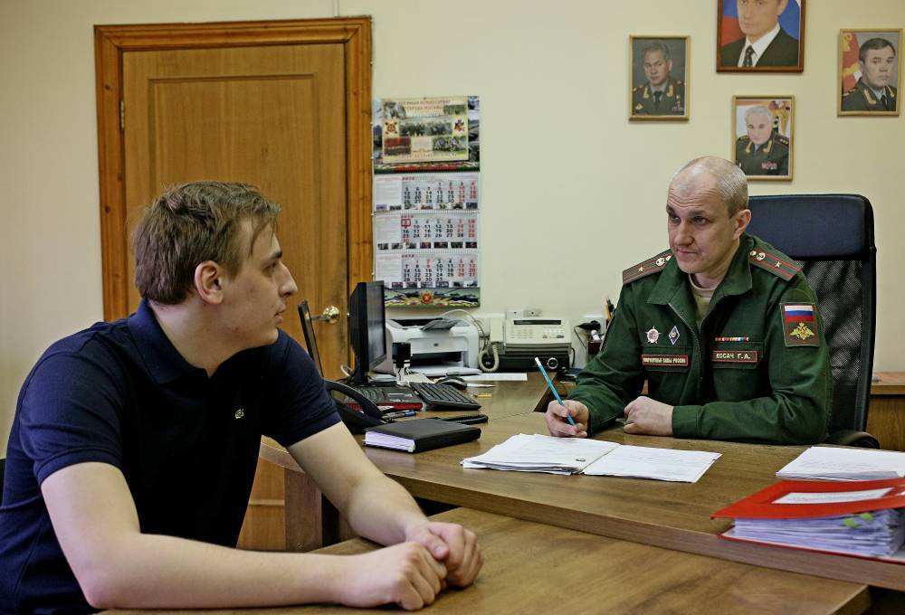 Приемные комиссии московских военкоматов начнут работу 12 мая