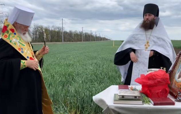 Священники Украинской православной церкви вышли на поля с молитвами о дожде