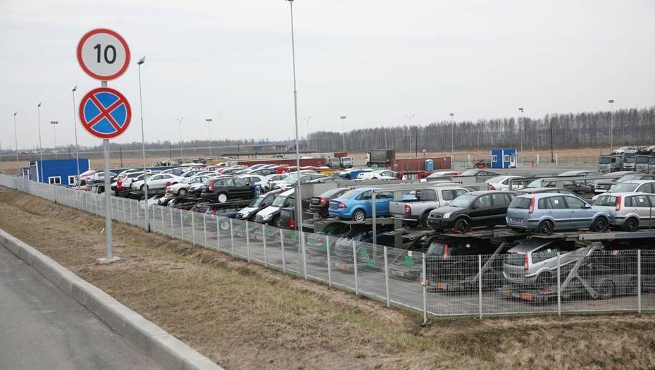 Продажи легковых автомобилей в РФ на фоне кризиса упадут почти на треть