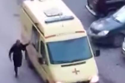 Нападение пьяного россиянина с камнями на скорую помощь попало на видео