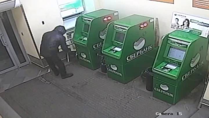 Грабитель с тяпкой взялся "окучивать" банкоматы в Ногинске