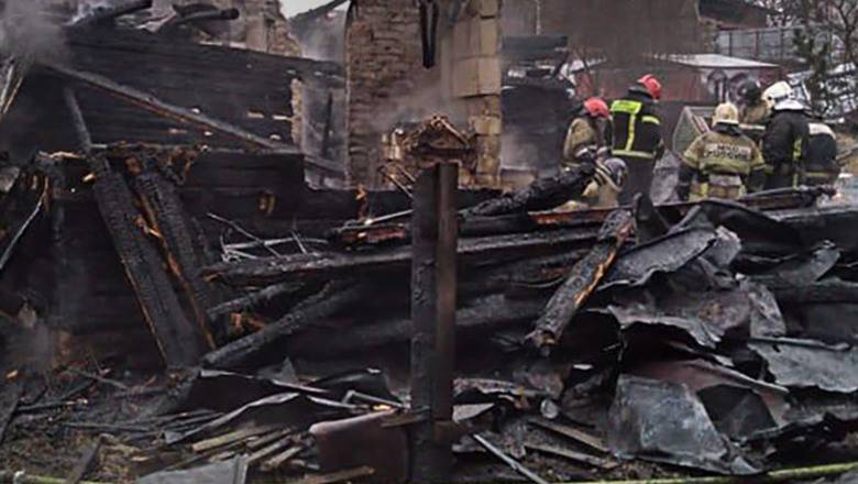Источник назвал две версии пожара в жилом доме, в котором погибла семья с детьми