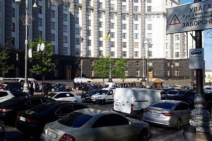 Украинские бизнесмены устроили акцию против карантина возле правительства
