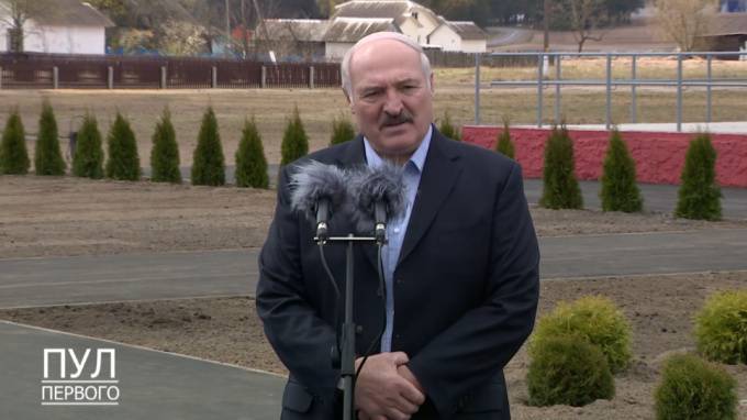 Лукашенко перенес послание народу из-за "коронапсихоза"