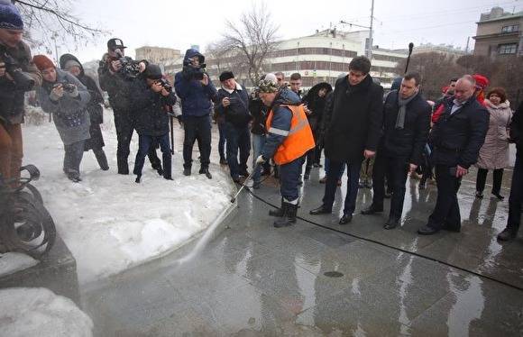 В Екатеринбурге снова ремонтируют сквер за Оперным: «В марте глава догадался его помыть»