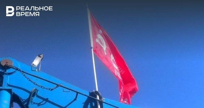 Казанские крановщики планируют водрузить знамя победы на стрелы башенных кранов