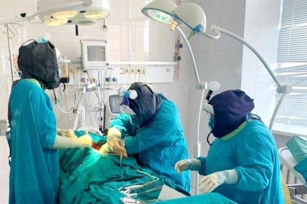 Врачи тюменской больницы прооперировали пациента, переболевшего коронавирусом в тяжелой форме