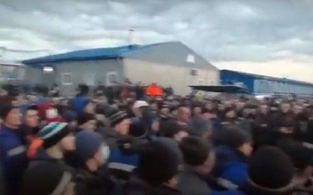 «Газпром» вывезет протестующих вахтовиков с Чаяндинского месторождения