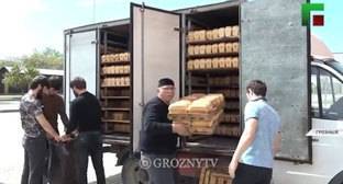 Антисанитария при раздаче хлеба в Чечне вызвала критику у пользователей соцсети