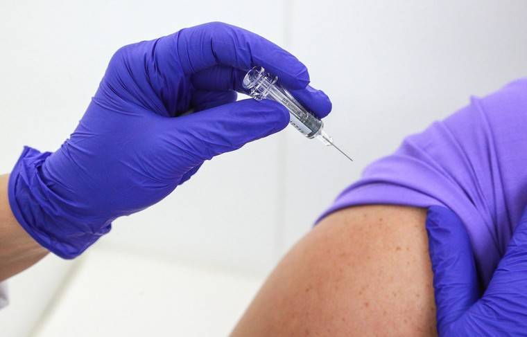 Эксперты назвали безопасной вакцинацию бессимптомных больных COVID-19