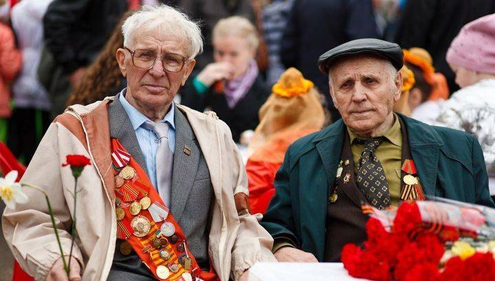 Ветеранам Севастополя в честь Великой Победы подарили беспланые звонки