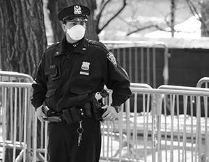 Полиция Нью-Йорка разогнала похороны раввина во время пандемии