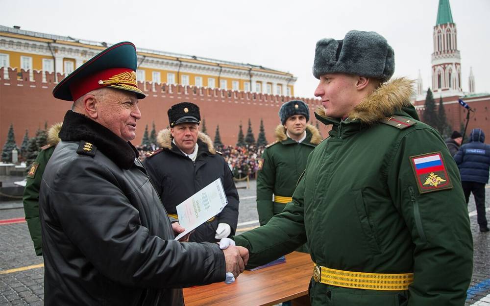 Генерал-майор Попов объяснил отказ от каракулевых шапок в армии России