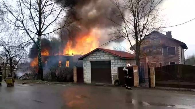 Видео: в Ленобласти вспыхнул дом 90-летней бабушки
