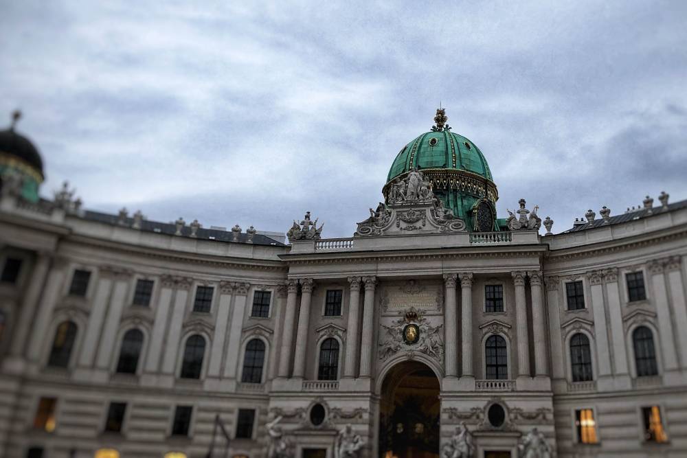 Президентский дворец в Вене эвакуируют из-за сообщения о бомбе