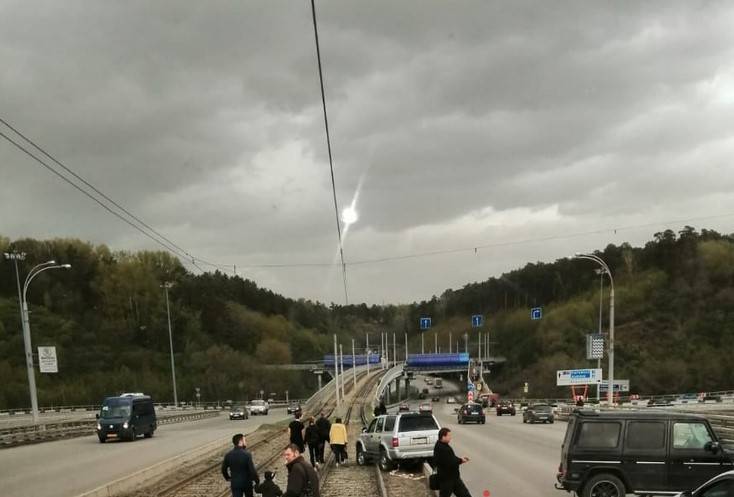 В Кемерове автомобиль заблокировал движение трамваев на Кузнецком мосту