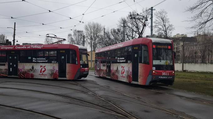 Трамваи и троллейбусы в Петербурге начали украшать ко Дню Победы