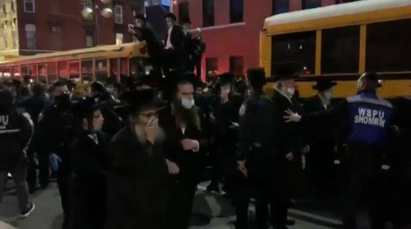 В Нью-Йорке сотни человек собрались на похороны раввина: мэр предупредил еврейскую общину об арестах
