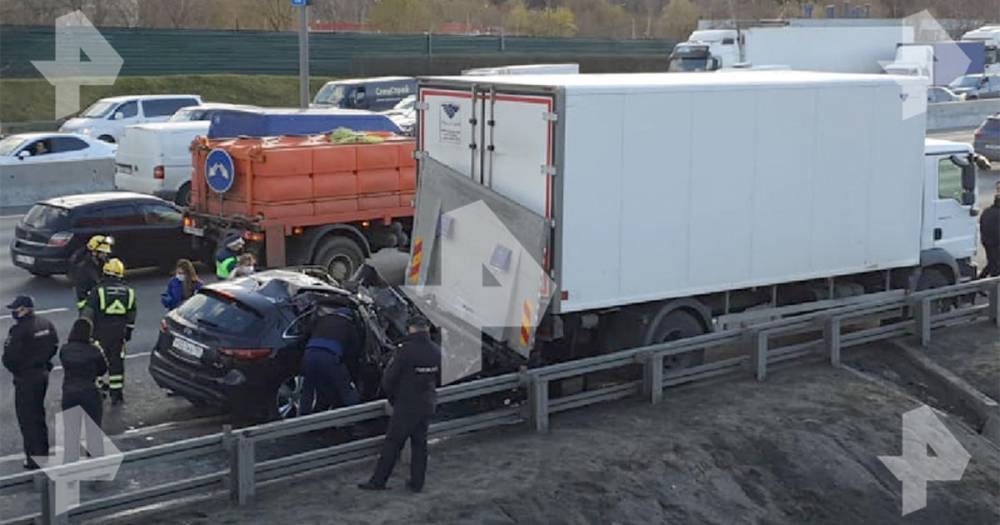 Фото с места смертельного ДТП с легковушкой и грузовиком на МКАД