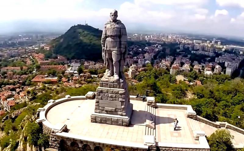 Жители Болгарии предложили взорвать памятник русскому солдату «Алёша»