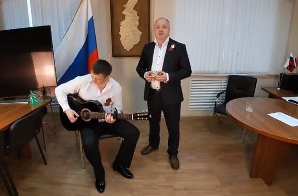Танцевавший вприсядку красноярский чиновник спел Высоцкого и запустил флешмоб в честь Дня Победы