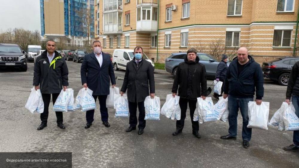 Вострецов поздравил ветеранов труда в Петербурге и вручил им продовольственные наборы