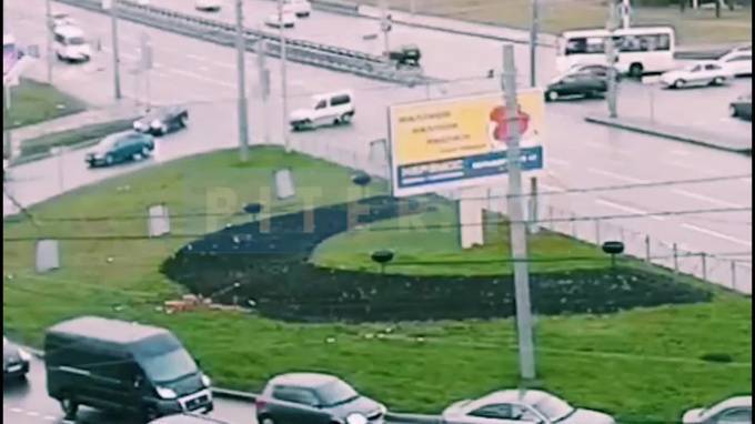 Видео: легковой автомобиль развернуло у съезда с Володарского моста
